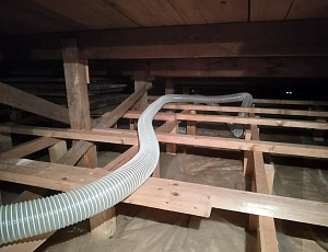 Zateplení stropu řadového rodinného domu pomocí foukané izolace